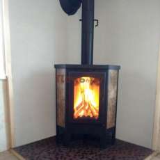 Недорогая печь-камин Бавария Эко угловая с плитой одна конфорка фото в интерьере в Минске