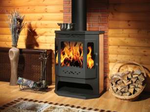 Стальной камин с дровницей Бавария призматик с плитой фото в интерьере в Минске