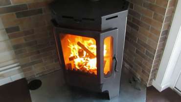 Печь-камин Бавария призматик пристенно-угловой фото в интерьере в Минске