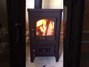 Чугунный недорогой камин со стеклом Бавария Оптима Чугун с плитой фото в интерьере в Минске