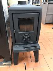 Печь-камин чугунный FireWay Zeige в интерьере Амазонка бай фото в Минске