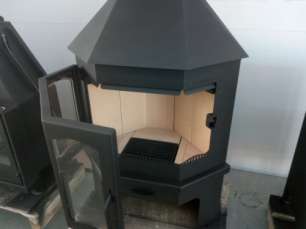 Стальной камин Бавария Мюнхен со стеклом угловой чёрный (без перемычки) фото купить в Минске