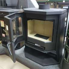 Стальной камин с шамотом Бавария панорама призма с плитой в интерьере фото в Минске