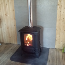 Печь-камин чугунный FireWay Bruno в интерьере чёрный Амазонка бай фото в Минске