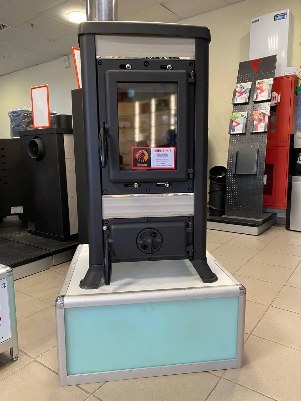 Печь-камин чугунный FireWay Klemens в интерьере Амазонка бай фото в Минске