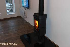 Печь-камин чугунный Invicta Mesnil в интерьере Амазонка бай фото в Минске