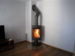 Печь-камин чугунный Invicta Alios в интерьере Амазонка бай фото в Минске