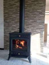 Печь-камин чугунный Invicta Altea в интерьере Амазонка бай фото в Минске