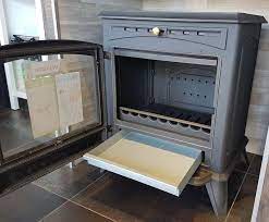 Печь-камин чугунный Invicta Altea в интерьере Амазонка бай фото в Минске