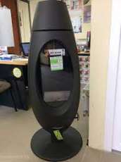 Печь-камин чугунный Invicta Ove в интерьере Амазонка бай фото в Минске